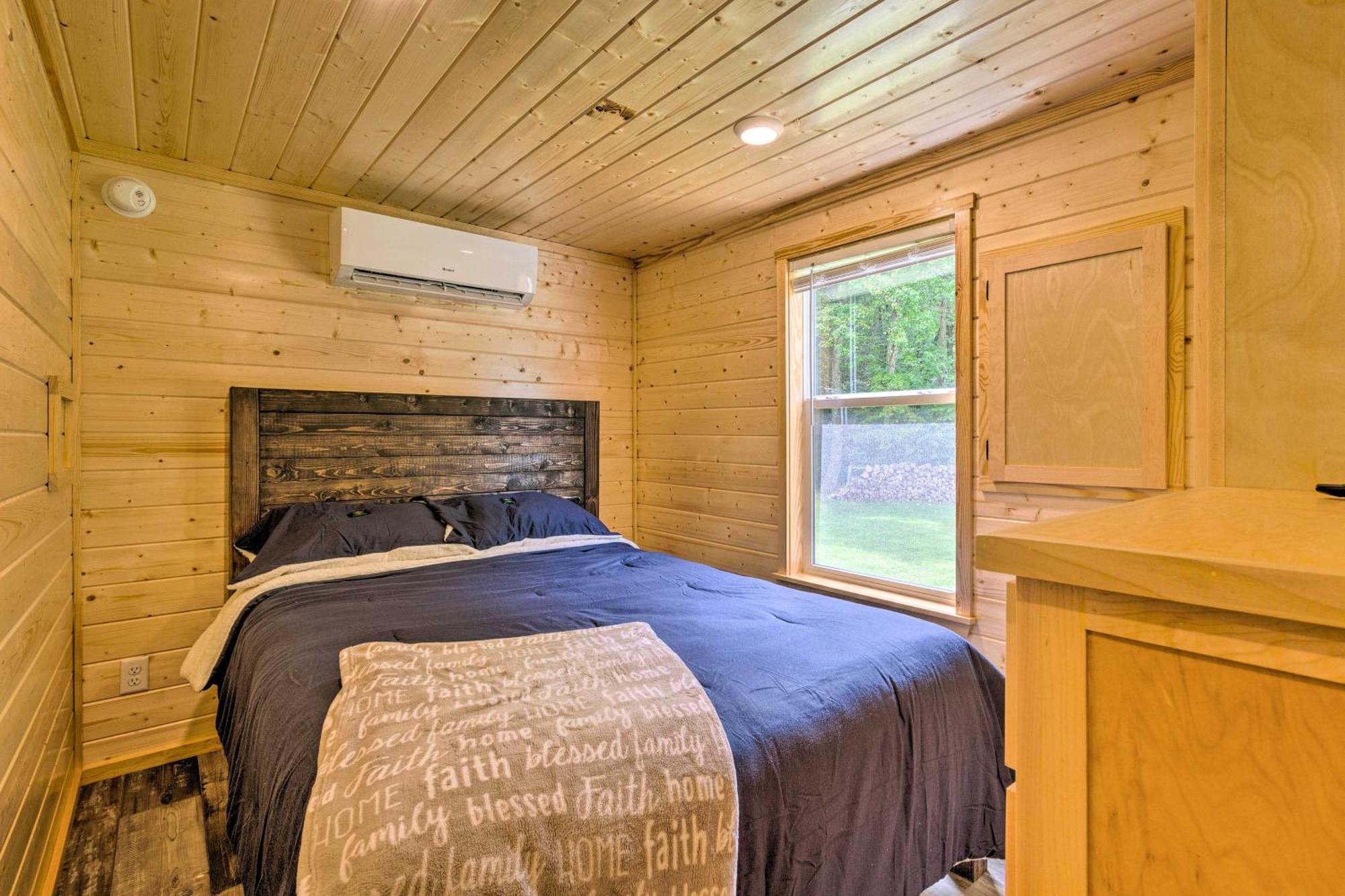 Quaint Mtn Cabin Tiny Living Near Big Adventure Brevard Εξωτερικό φωτογραφία